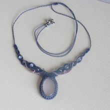 Blau/graue Halskette aus Mikromakramee mit einem Rosenquarz 